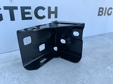 Кронштейн на передней панели левый Mercedes Benz A2056260112